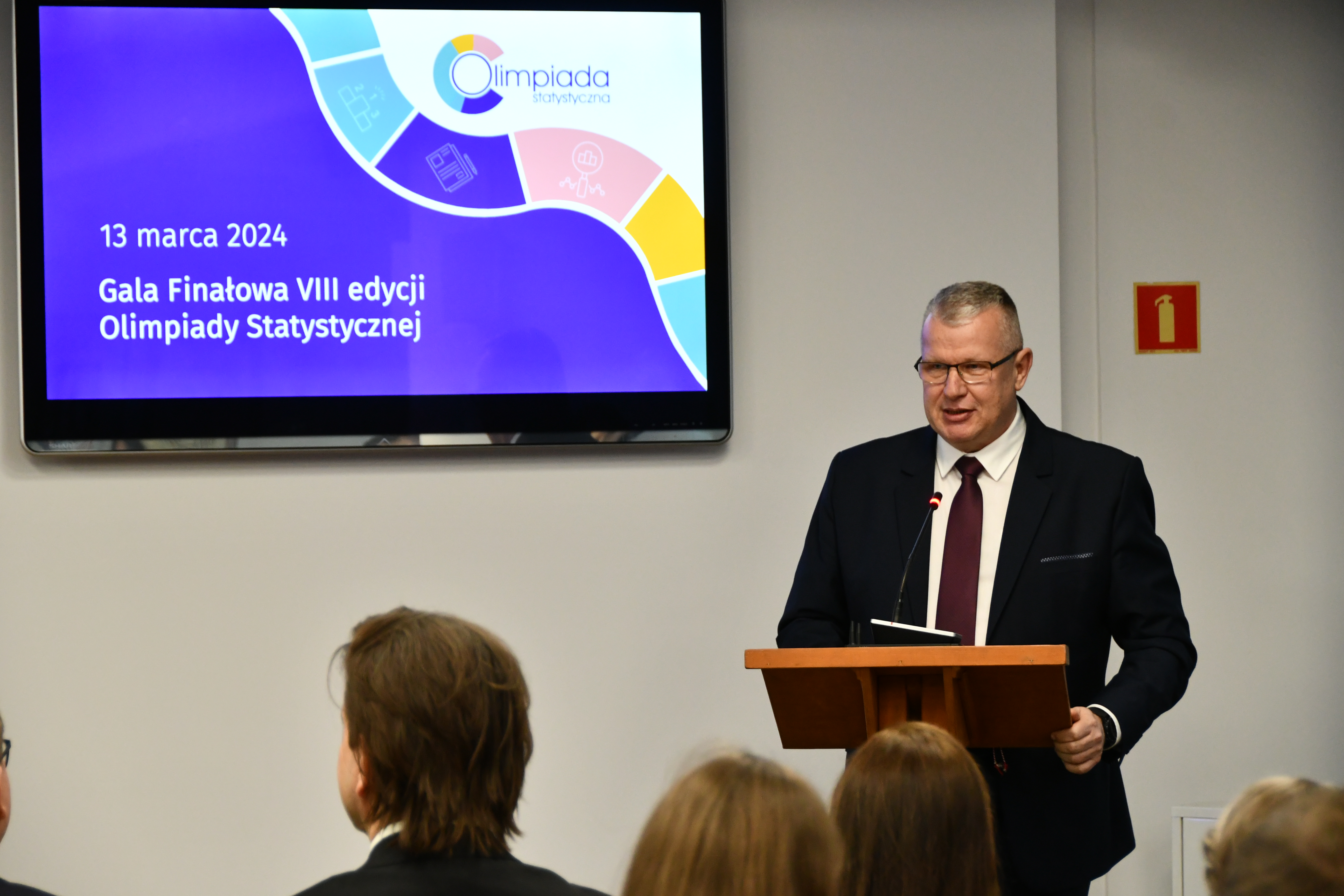 Janusz Niedziłóka z Ministerstwa Nauki przemawia podczas gali finałowej VIII edycji Olimpiady Statystycznej